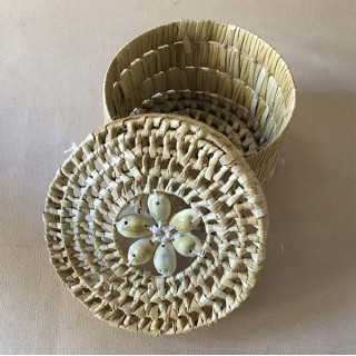 Boite ronde 10cm raphia avec couvercle coquillages par 6