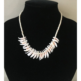 Luhuanus Eventail lot necklace of 12