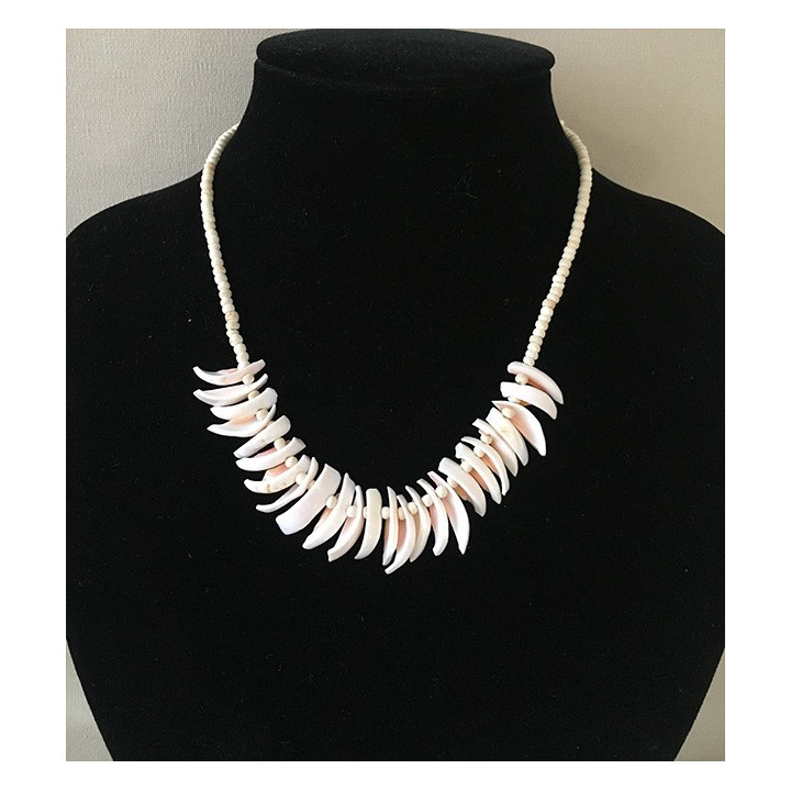 Luhuanus Eventail lot necklace of 12