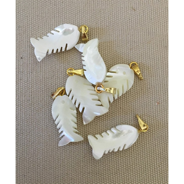 Pendentif Nacre Poisson Arête 20mm lot de 25