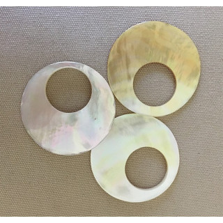 Round pendant hollowed out in Oyster Pearl 4cm lot of 10