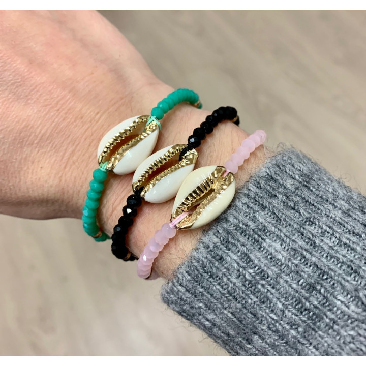 Bracelets perles et cypraea dorée couleurs assorties par 6