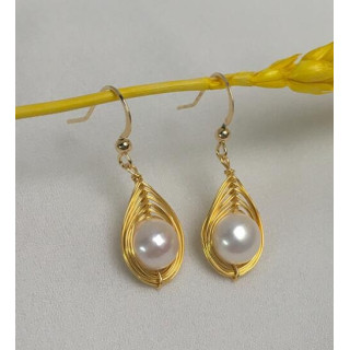 Boucles d'oreilles dorées perle blanche par 3