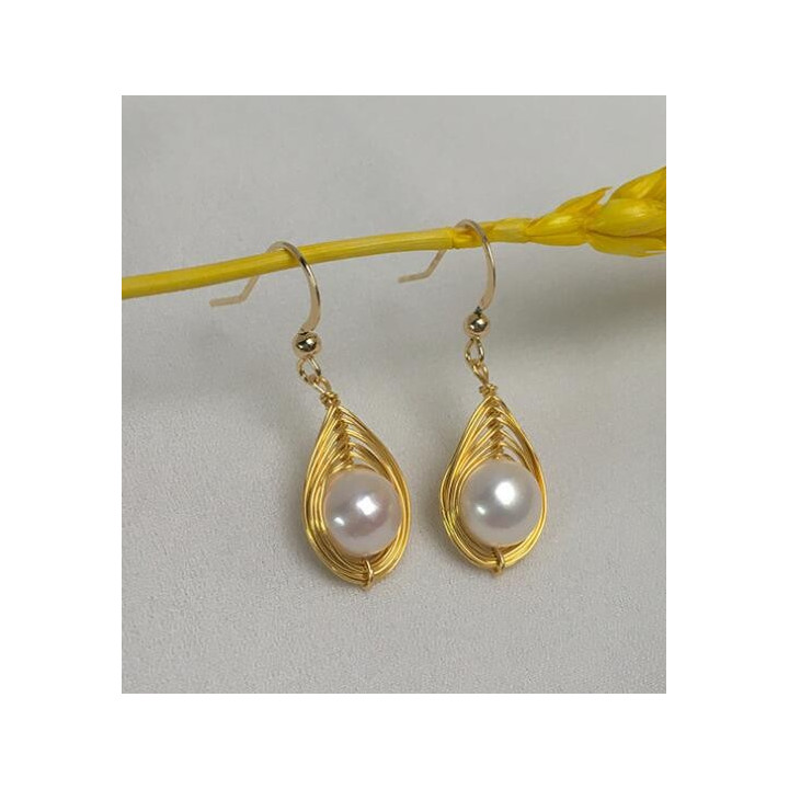 Boucles d'oreilles dorées perle blanche par 3