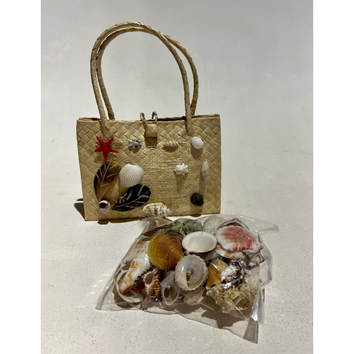 Petit sac paille rempli de coquillages 18x13cm par 12